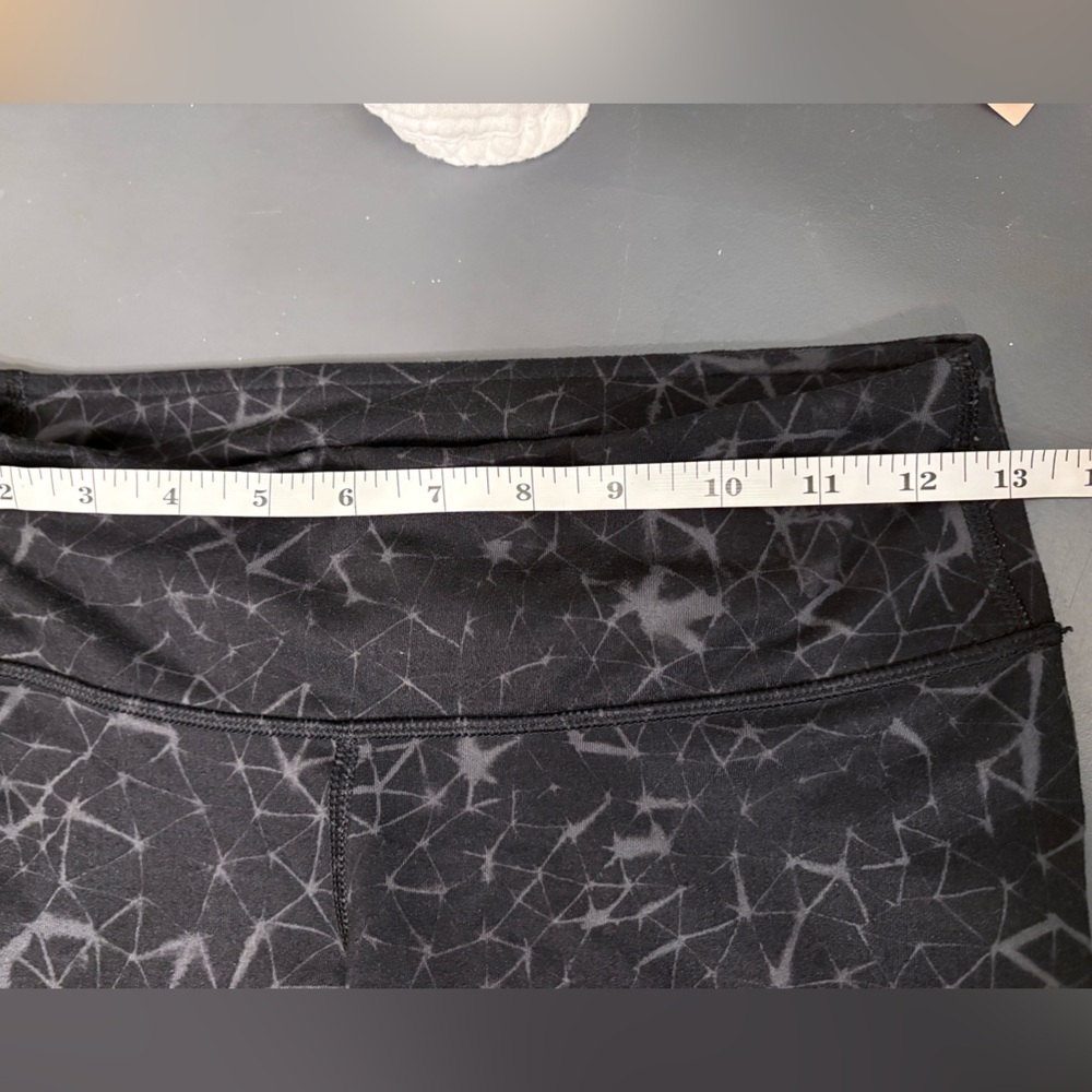 Lululemon CLOSET CLEANOUT crop run pants geometrical design in blacks size XS - Picture 4 of 7